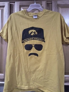 Iowa Hawkeyes Hayden Fry Mustache Short Sleeve Yellow Gold T-shirt Size Large - Picture 1 of 8