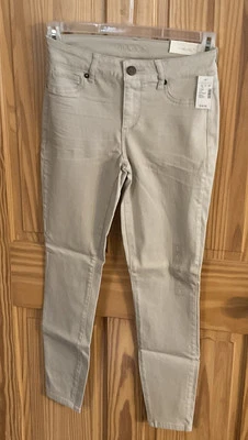 Pantalones de mezclilla M de Maurices color caqui tiro medio pierna recta talla pequeña cortos nuevos con etiquetas Foto 1 de 3