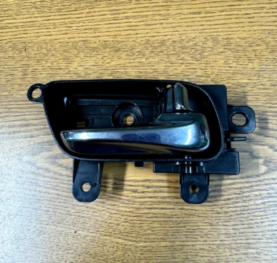 Maçaneta interna traseira direita Infiniti QX56 QX80 2011-2017 fabricante de equipamento original - Imagem 1 de 3