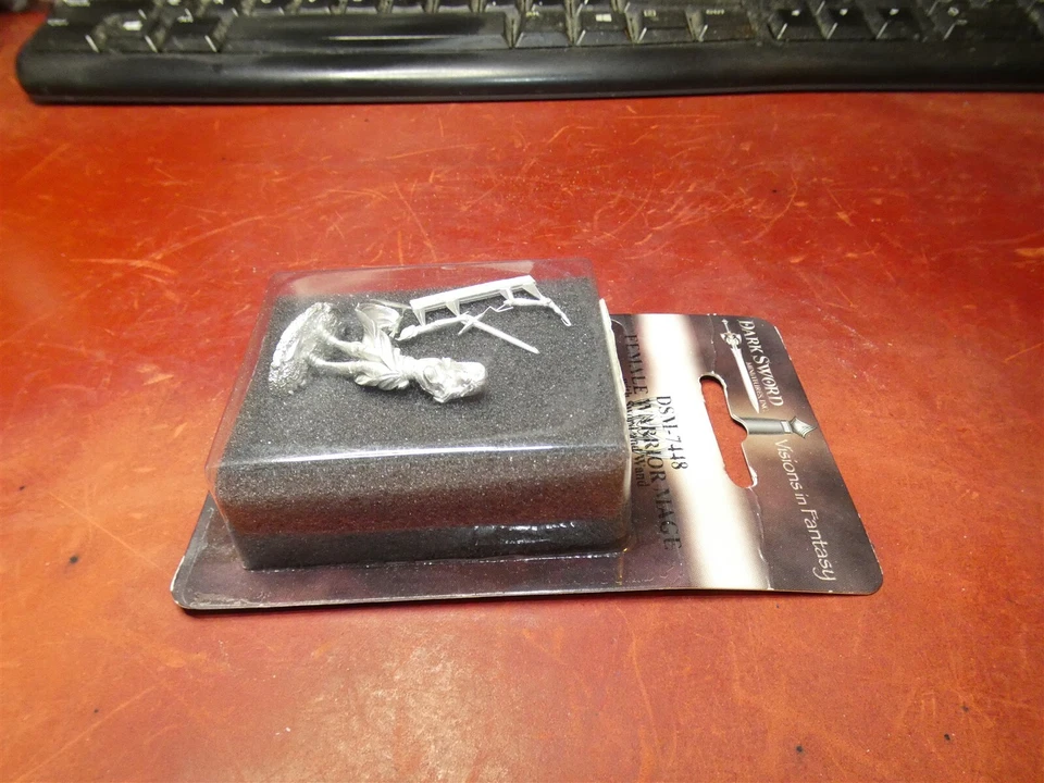 Dark Sword Miniatures blister DSM-7448: hembra guerrera maga Foto 1 de 1