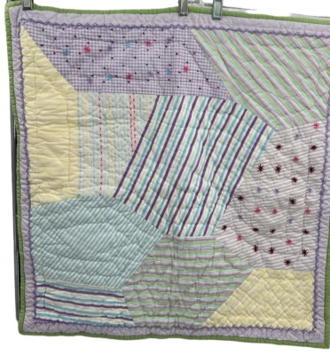 Almohada europea acolchada Pottery Barn Kids lavanda Jordan retazos 26 x 26 Foto 1 de 4