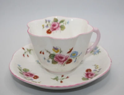 雪莱茶杯和碟子粉色和蓝色玫瑰花朵扇贝边缘绿色标记 — 第 1/4 张图片