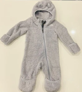 THE NORTH FACE Baby Bär Einteiler Wimpel Teddy grau Größe 3-6 Monate - Bild 1 von 5