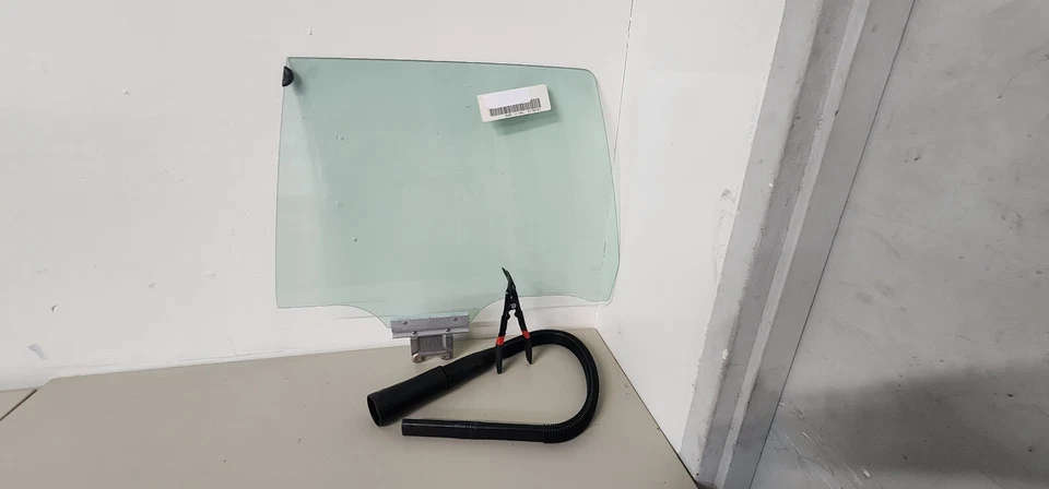 Se adapta a Cadillac Deville Fleetwood 87-88 4 puertas sedán lado derecho puerta trasera vidrio derecha Foto 1 de 1