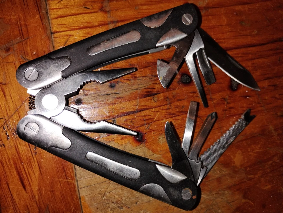 Multi-ferramenta prata e preta - Imagem 1 de 1