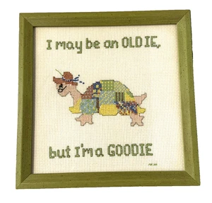 Arte enmarcado vintage con punta de aguja "I May Be an Oldie, But I'm a Goodie" tortuga - Imagen 1 de 3