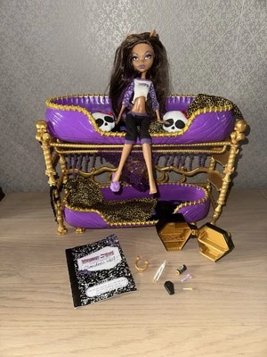 Monster High Dead Tired Lit Clawdeen Wolf & Room to Howl Bunk Bed Playset - Imagen 1 de 4
