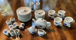 Strombecker Children’s Doll Tea Set 39 pc set Plates Cups Saucers Teapot & More - Foto 1 di 21