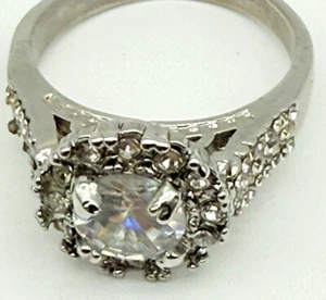Vintage silberfarbener Heiligenschein Ring klar CZ Mittelstein Größe 7 Braut Kostüm Schmuck - Bild 1 von 12