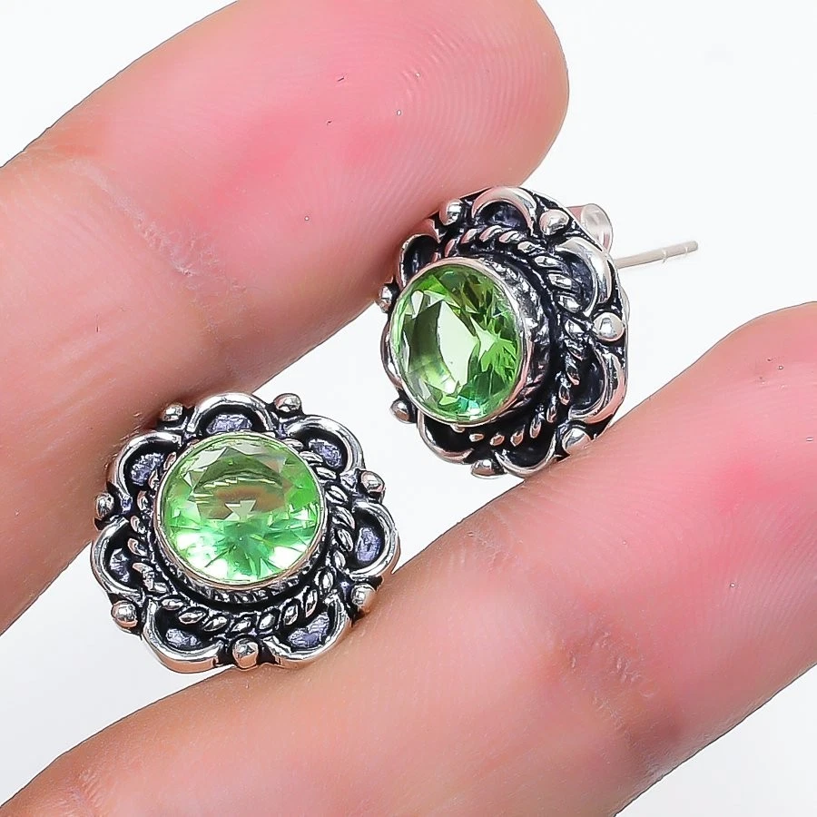 Pendiente de plata de ley 925 hecho a mano con piedras preciosas de tsavorita verde Foto 1 de 1