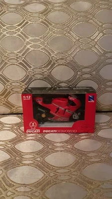 New Ray scala 1:12 articolo 43073 Moto Ducati Desmosedici GP07 Loris Capirossi - Immagine 1 di 4