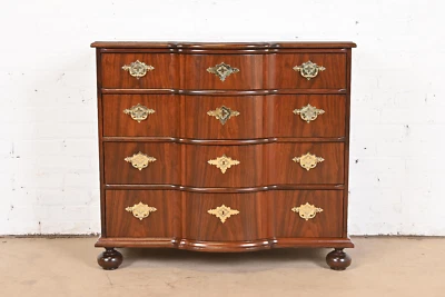 Cajonera Baker Furniture William & Mary de nogal, recién acabada Foto 1 de 4