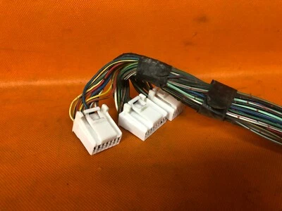 WIRING HARNESS PLUG CONNECTOR MAZDA B2600i ECM ECU PCM MODULE G607 E2T02471 - Image 1 of 4