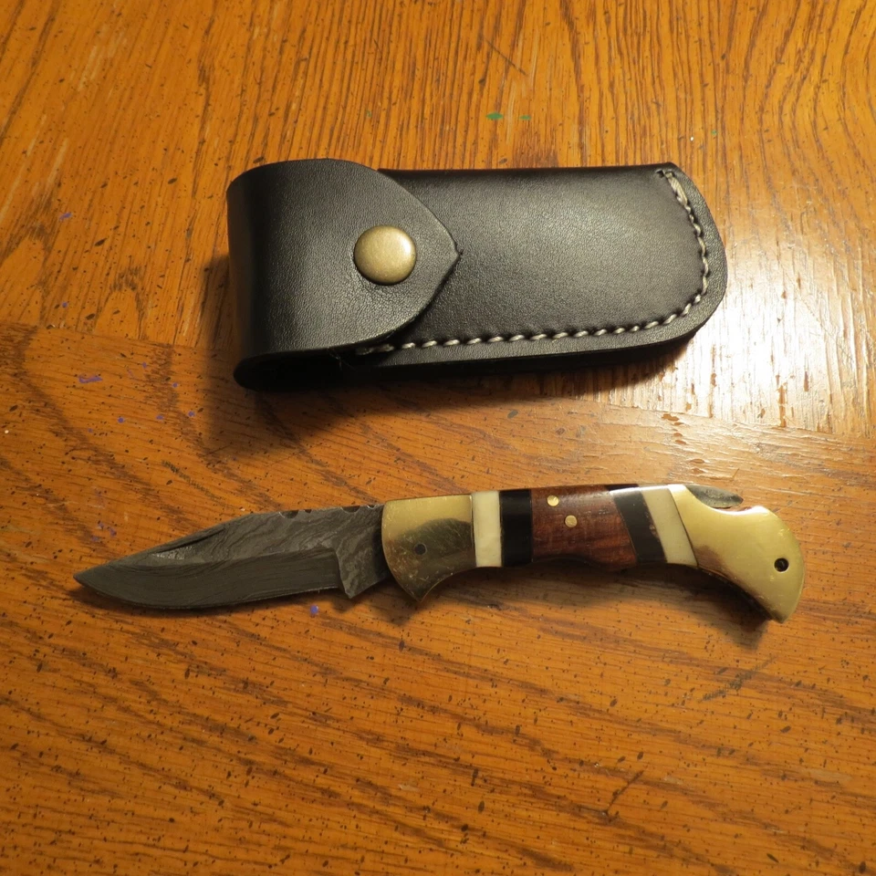 Cuchillo de hoja plegable Damasco con mango de madera y hueso y funda de cuero hecho a mano Foto 1 de 4