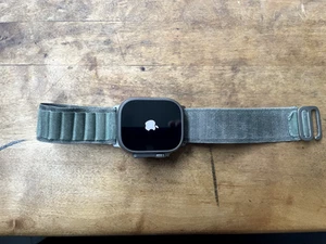 Apple Watch Ultra 49mm Titanium Case with Green Alpine Loop, Large (GPS +... - Photo 1 sur 4