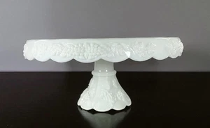 Plato de pastel vintage Westmoreland con pedestal de uva con paneles de vidrio de leche 11" - Imagen 1 de 10
