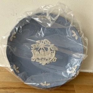 Wedgwood Jasperware 1995 Christmas plate features 'O Little Town Of Bethlehem" - Picture 1 of 7
