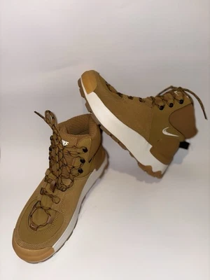 Botas clásicas Nike City talla 6 para mujer marrón trigo usadas Foto 1 de 4