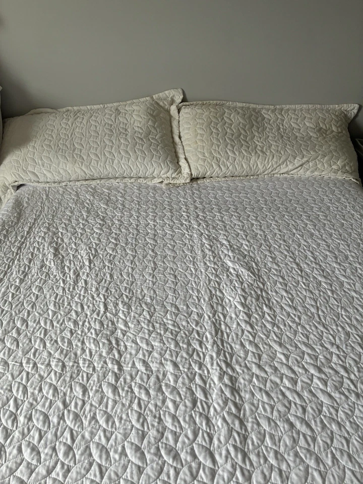 White Queen King Bedspread with pillow shams - Image 1 of 4