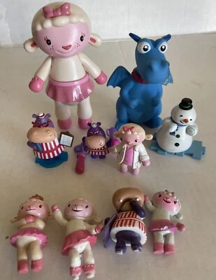 Disney Jr. Doc McStuffins Смешанный Лот из 9 Фигурок из ПВХ Игрушки Украшения для Торта - Изображение 1 из 4