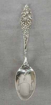 Cuchara de recuerdo de plata esterlina Mechanics/Watson Minute Man Concord Mass Grapes Foto 1 de 4