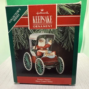 Vintage Hallmark Andenken 1990 "Festive Surrey Here Comes Santa" Auto Ornament - Bild 1 von 6