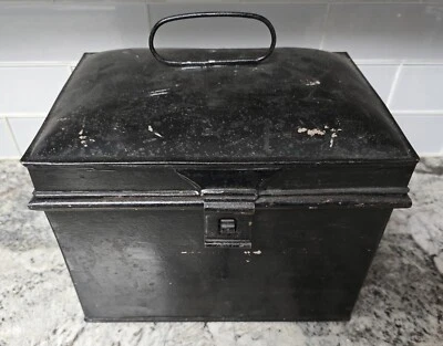 Antigua caja de documentos segura ▪︎ Toleware de hojalata negro con bisagras, tapa abovedada ~ 1800s Foto 1 de 4