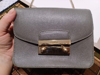 Bolso Bandolera FURLA Metropolis Mini Cadena Cuero Gris x Herrajes Dorados Foto 1 de 4