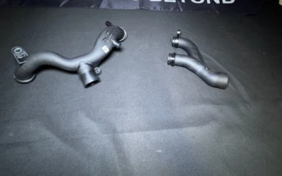 Kit de tubo de salida de refrigerante de plástico genuino Jaguar AJ813865 AJ813917 Foto 1 de 3