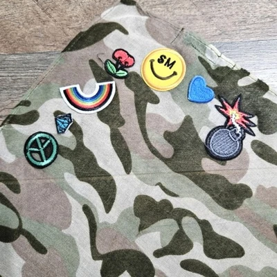 Steve Madden 刺绣迷彩围巾 20 x 20 太阳彩虹爆竹心形 — 第 1/4 张图片