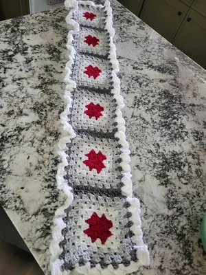 白色、灰色闪亮和洋红色-儿童尺寸奶奶方巾-手工钩针编织 — 第 1/4 张图片