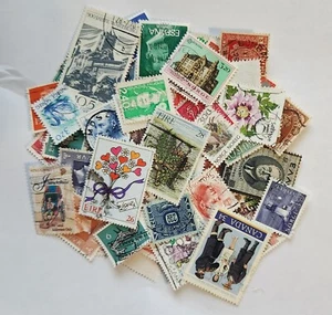 Worldwide Stamp accumulation, 1 oz around 400 off paper stamps different years. - Picture 1 of 3