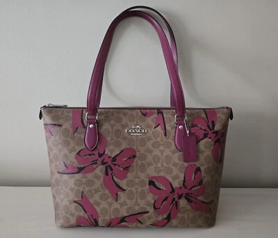 COACH CZ174 Gallery 托特包签名帆布和皮革带蝴蝶结印花棕褐色/粉色 — 第 1/4 张图片