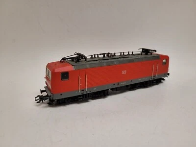 MARKLIN Locomotive and ROCO Passenger Car Set - DB, Red - Image 1 of 4
