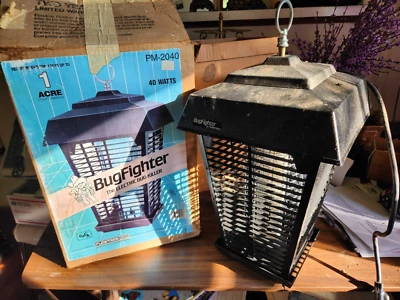 New Vintage Flowtron 1 Acre Large Outdoor Electric Bug Zapper, Model PM-2040 - Image 1 of 4