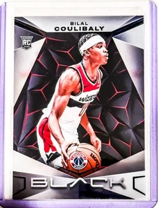 2023-24 Panini Black Bilal Coulibaly RC #88 Rookie Card Wizards NBA - Foto 1 di 3