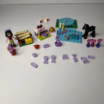 Lote de minifiguras y piezas LEGO Friends. Foto 1 de 4