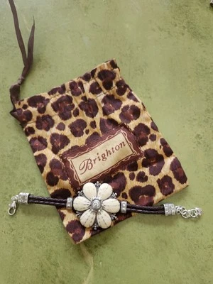 PULSERA FLOR SAFARI BRIGHTON TRENZA CUERO MARRÓN Y BOLSA Foto 1 de 4