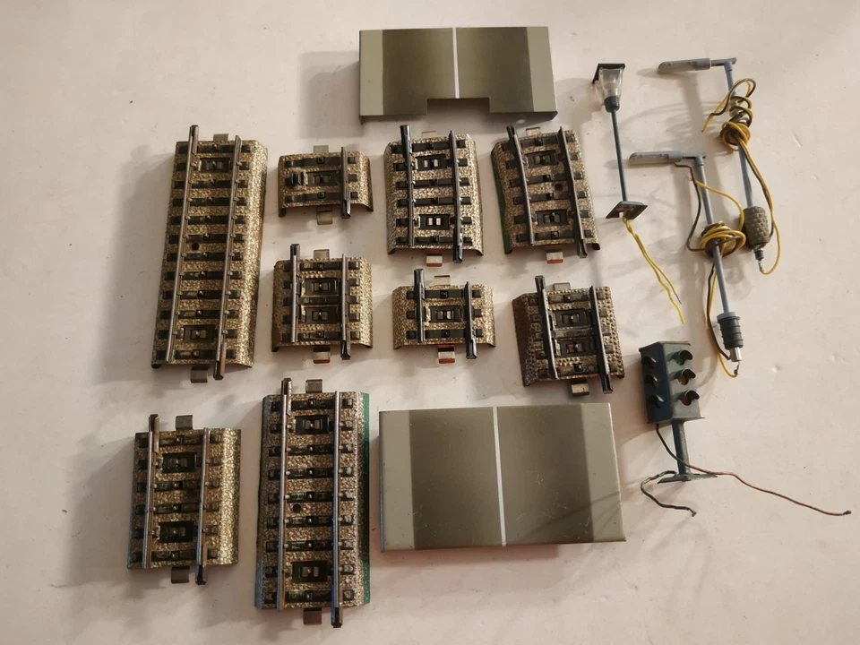 Märklin - MÄRKLIN, VARIOUS PARTS, SIGNALS and TRACKS UNTESTED, SCALE HO - Image 1 of 4