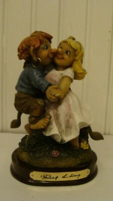 Очаровательная фигурка танцующих троллей из смолы с деревянным основанием, подписанная - Изображение 1 из 4