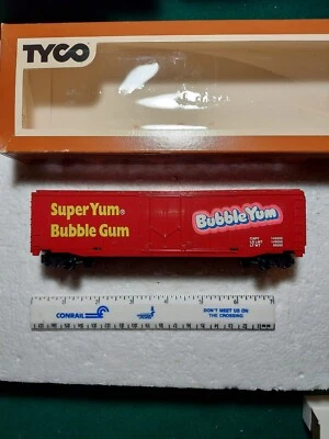 TYCO HO #B339W BUBBLE YUM 50' BOX CAR - Image 1 of 4