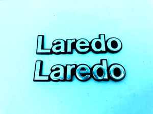 1984-1996 Jeep Cherokee Laredo Emblem Set - Original OEM - Chrome - Foto 1 di 2