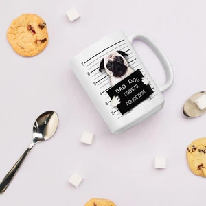 Funny Bad Dog Mugshot (Pug) - Divertida taza de café blanca brillante blanca fresca - Imagen 1 de 3
