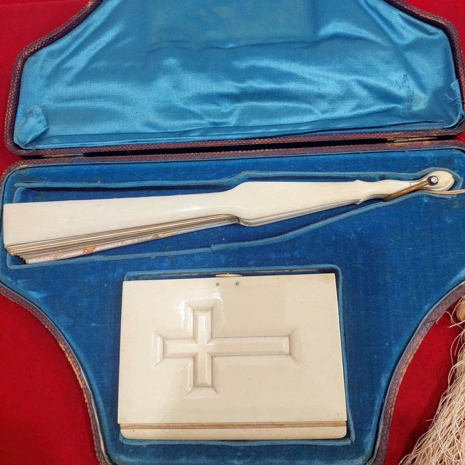 Ventilador manual antigo e conjunto de livros religiosos - Imagem 1 de 4