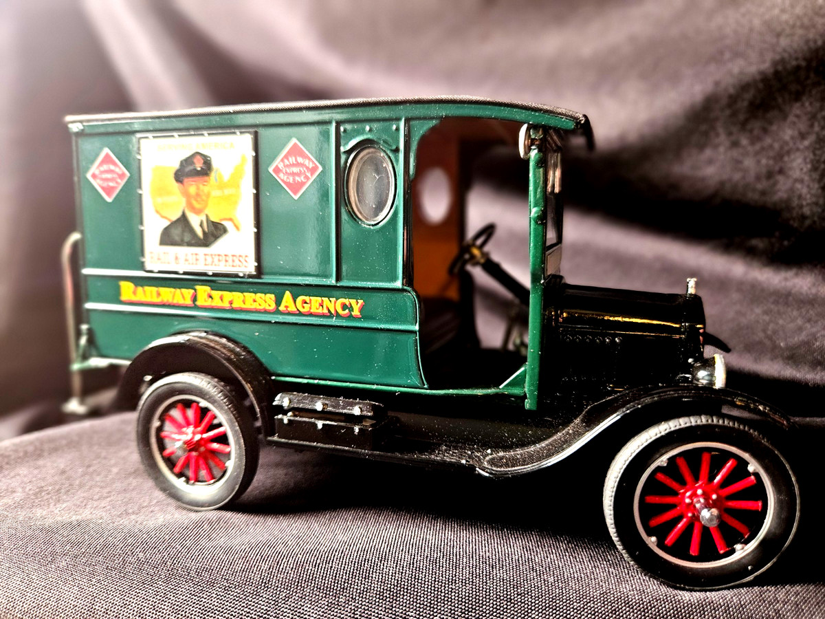 Ford Model T delivery truck フォードモデル 1/18 Diecast model cars Ford Model T 1/18 Eagle touring red/black