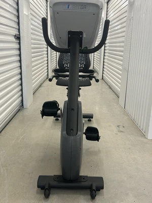 Bicicleta estática reclinada Precor RBK (negra) Foto 1 de 4