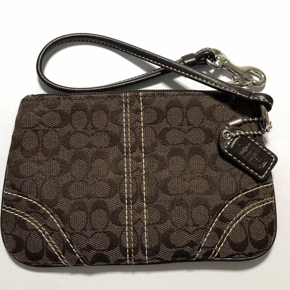 Muñequera Coach de tela marrón exclusiva, dije de bolso, herrajes en tono plateado, cremallera Foto 1 de 4