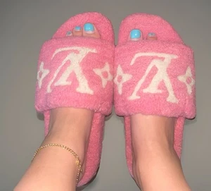 louis vuitton slippers women Size 8 New Used Once Received As Gift Qr Code - Picture 1 of 5
