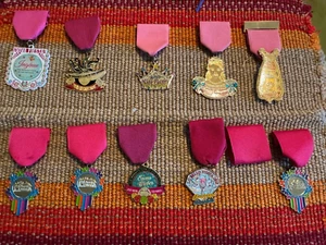 Lot of 11 fiesta pins medals, pre-owned, in very good condition, looks new - Picture 1 of 6