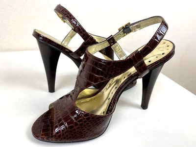 BCBGirls Sandalia Pump 7M Marrón Pat. Correa de tobillo de cuero cocodrilo punta abierta PL-Deanna Foto 1 de 4